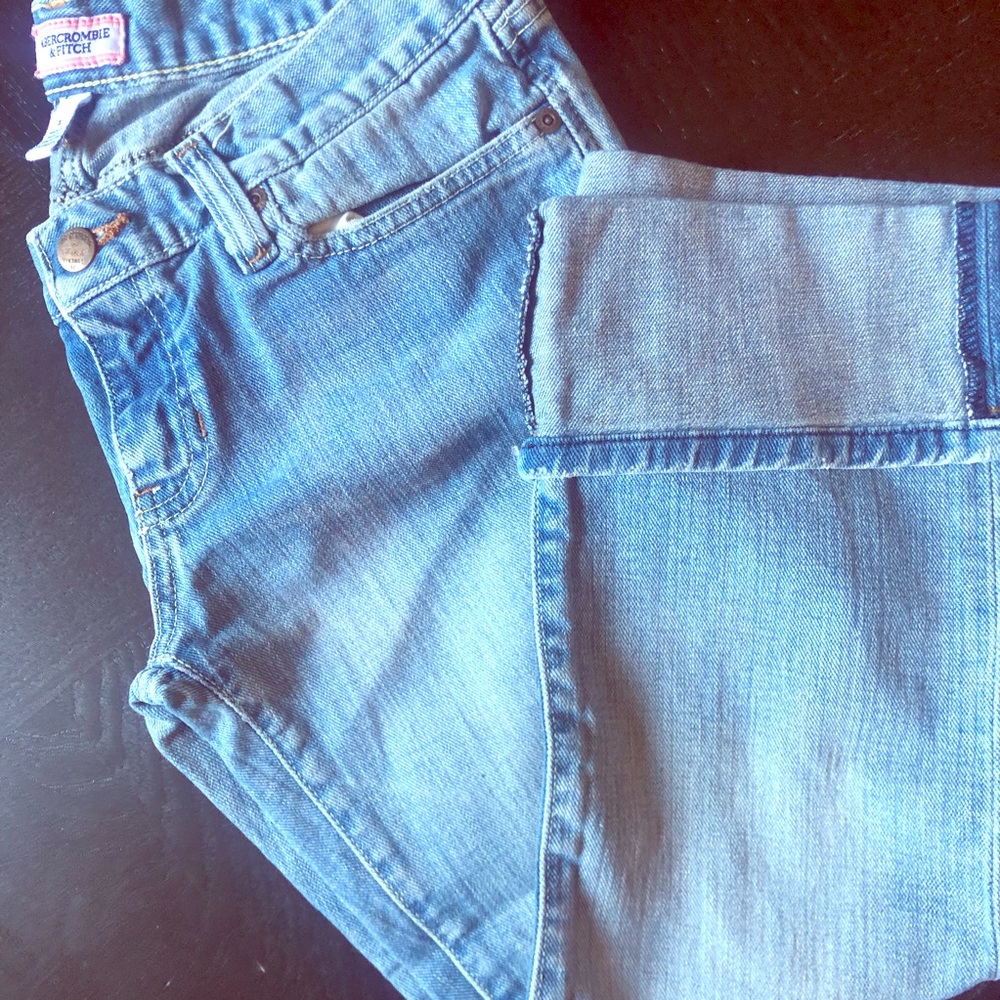 ••Abercrombie Cropped Jeans••